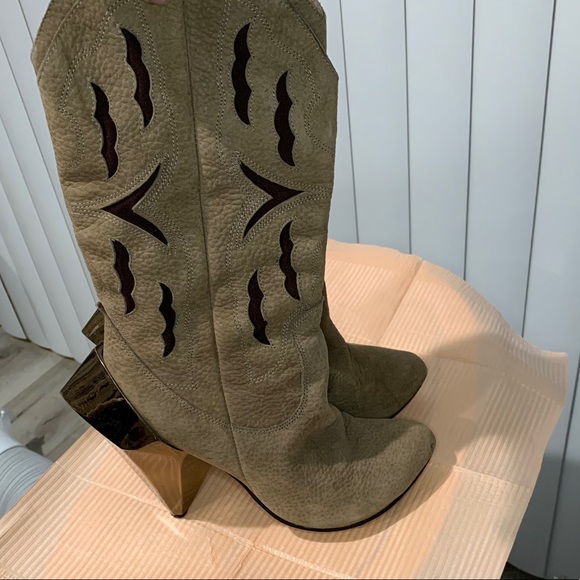 Shoes - Vintage cowboy boots with copper heel details!